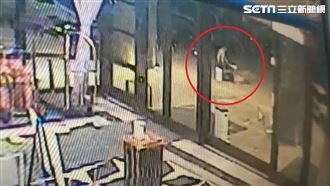 洋女丟2百元打發運將　躺地大露底褲