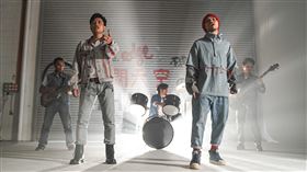 黃明志與中國歌手富九飆唱搖滾單曲《我們的海闊天空》。（圖／亞洲通文創提供）