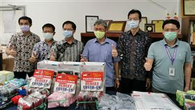 雅加達台商募集醫療防疫物資雅加達台灣工商聯誼會為醫護人員募集防護裝備，理事長曾裕華（右3）說，物資將分送10家醫院。駐印尼代表處政務組長黃峻昇（右2）、僑務組長汪樹華（左3）出席見證台商的愛心。（雅加達台灣工商聯誼會唐格朗區召集人蔡鎮雄提供）中央社記者石秀娟雅加達傳真  109年4月23日