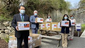 愛爾蘭僑界捐助防護裝備旅居愛爾蘭台僑在駐愛爾蘭代表楊子葆（左）、前參議員歐西迪（左2）見證下捐贈防疫物資予加威市「卡斯拉護理之家」。（駐愛代表處提供）中央社記者戴雅真倫敦傳真  109年4月23日