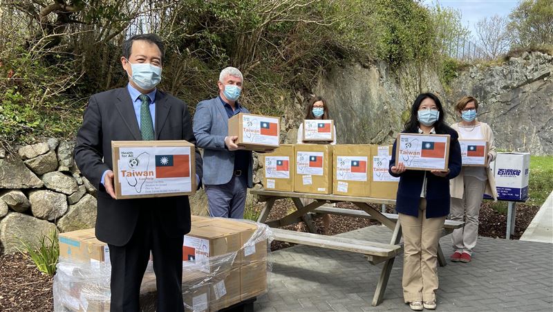 台僑社捐助防護裝備　支援愛爾蘭抗疫