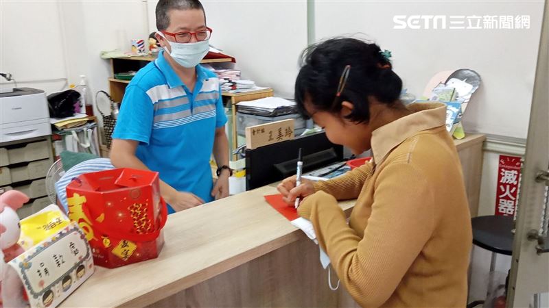 離台前捐薪助貧童　女移工：要吃飽喔