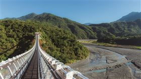 屏東山川琉璃吊橋  5月起每週一免費開放攝影武漢肺炎（2019冠狀病毒疾病，COVID-19）疫情影響，遊客減少，屏東山川琉璃吊橋將於5月起至年底每週一上午9時至下午4時，免費開放給攝影愛好者及結婚新人拍攝吊橋美景。（屏東縣政府提供）中央社記者郭芷瑄傳真  109年4月23日