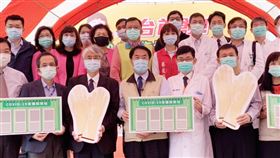 黃偉哲出席台南貨櫃採檢站啟用儀式台南市長黃偉哲（前排中）23日上午到衛生福利部台南醫院出席COVID-19貨櫃採檢站啟用儀式。（台南市衛生局提供）中央社記者楊思瑞台南傳真  109年4月23日