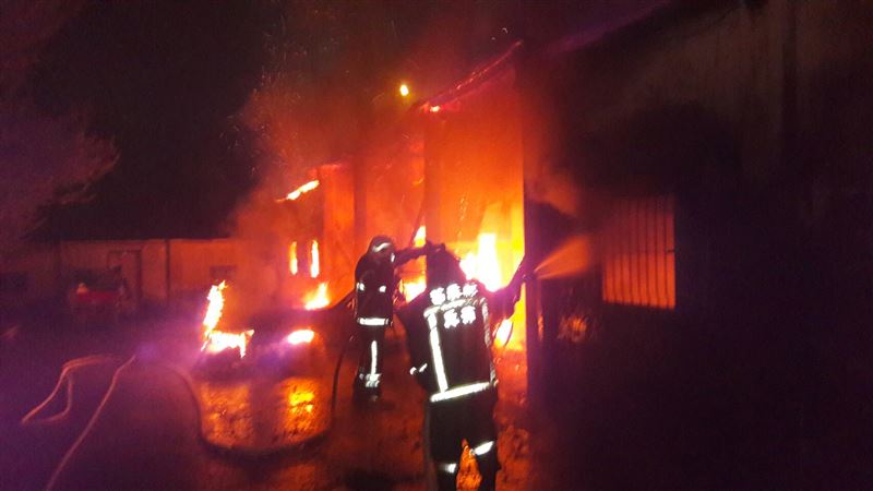 苗栗男引爆瓦斯桶報復　平房慘成火海