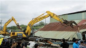 新北持續拆除五股垃圾山違建新北市政府公安小組23日持續拆除五股垃圾山違建，展現市府整頓五股垃圾山的決心。中央社記者王鴻國攝　109年4月23日