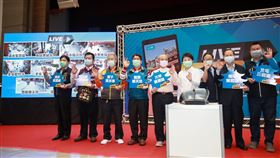 台中市政府推出宮廟即時看視訊服務台中市政府推出「宮廟即時看」視訊服務，彙整轄內11間香火鼎盛廟宇現場即時影像，台中市長盧秀燕（右4）出席記者會，期盼能有效分流人潮。中央社記者郝雪卿攝  109年4月23日