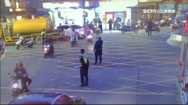 灑水車煞車失靈　10警徒手拉阻車禍