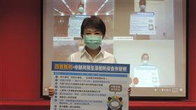 中彰投苗4縣市簽署防疫合作聲明台中市長盧秀燕23日透過視訊會議，與彰化、苗栗、南投等縣市首長簽署「中部生活圈防疫合作聲明」，將在獨居長者關懷、線上教學資源、環境消毒設備、民生物資等方面互助共享。中央社記者郝雪卿攝　109年4月23日