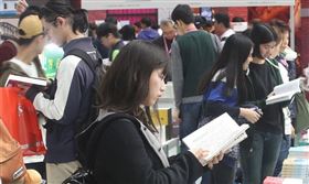 文化部23日表示，已與財政部達成共識，將在5月預告「文化藝術事業減免營業稅及娛樂稅辦法」相關條文修訂，圖書免徵營業稅將於2021年中正式上路。圖為民眾在2019年台北書展閱讀書籍。（中央社檔案照片）