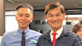 洛杉磯市長感謝各界捐贈  稱王文祥夫婦是天使洛杉磯市長賈西迪（Eric Garcetti）22日感謝台裔企業家王文祥（左）夫婦捐款，幫助洛杉磯對抗疫情。圖右為洛杉磯經文處長朱文祥。（洛杉磯經文處提供）中央社記者林宏翰洛杉磯傳真  109年4月23日