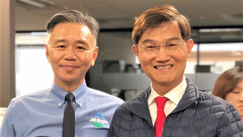 移民夫婦捐物資　洛杉磯市長：是天使