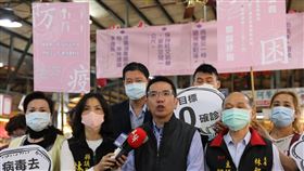 振興傳統市場經濟　宜市公所提撥經費補助宜蘭市長江聰淵（前右2）23日在綠九市場宣布，市公所將在5月與6月補助當地傳統市場攤商電費，並發振興抵用券給公所員工，希望藉此拋磚引玉，喚回傳統市場的顧客，提振萎靡多時的市場經濟。（宜蘭市公所提供）中央社記者沈如峰宜蘭傳真　109年4月23日