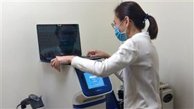 武漢肺炎疫情嚴峻　台東檢測儀器上線武漢肺炎（2019冠狀病毒疾病，COVID-19）疫情嚴峻，台東原本沒有病毒檢測儀器，檢體必須送到高雄或是花蓮檢驗，在多名立委爭取下，衛生福利部疾病管制署撥用2台檢測儀器給台東，23日上線。中央社記者盧太城台東攝　109年4月23日