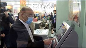 行政院長蘇貞昌23日上午赴超商親身測試口罩實名制3.0。（圖／翻攝蘇貞昌臉書）