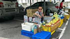 侏儒黃先生　擺攤　市集（圖／黃先生友人提供）