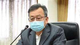 澎湖政策急轉彎  跑步運動工農漁事可不戴口罩澎湖防疫，縣長賴峰偉（圖）22日宣布澎湖戶外活動一律戴口罩，引發討論；在參酌各方意見後，賴峰偉23日表示，對於從事空曠處運動、水上遊憩活動、工務、農務、採捕（養殖）水產等工作，可不受戶外戴口罩限制，但必須維持社交距離。（澎湖縣政府提供）中央社  109年4月23日
