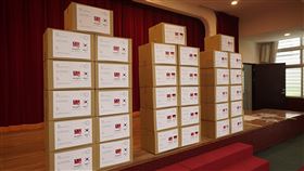 花蓮縣政府匯集防疫物資　支援德韓美姊妹市花蓮縣政府匯集9000個口罩套、1500個護目鏡及防護衣等防疫物資，近日將陸續寄送給德、韓、美3個姊妹市，協助姊妹市對抗疫情，度過難關。中央社記者張祈攝　109年4月23日