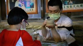 媽媽留平頭短髮　只為守護體弱多病女兒