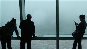 中華信評23日表示，國際觀光市場停滯將衝擊台北101觀景台收入，購物中心業績恐下滑3成，把台北101信用評等展望由「穩定」調為「負向」。（中央社檔案照片）