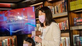 誠品24小時書店信義店接棒（2）全球首家24小時書店誠品敦南店5月底將熄燈，誠品董事長吳旻潔（右）23日宣布24小時書店將由「信義店」接棒，並說明未來規劃。中央社記者裴禛攝　109年4月23日