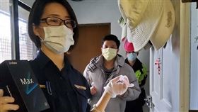 女警送上新手機（圖／翻攝自牧師康克林 （Timothy Conkling）臉書）