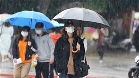 鋒面通過帶來水氣中央氣象局表示，11日午後有一波鋒面通過台灣，帶來水氣，各地降雨機率提高。台北午後降下雨勢，民眾紛紛撐起傘擋雨。中央社記者徐肇昌攝　109年4月11日
