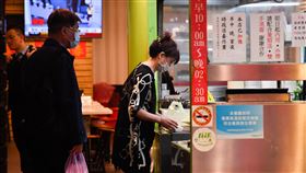 武漢肺炎疫情衝擊　餐飲業寒冬來臨武漢肺炎疫情持續衝擊餐飲業，業績雪崩式衰退。經濟部統計，3月餐飲業營業額為新台幣519億元，年減21%，是統計開辦20年以來最大跌幅。中央社記者林俊耀攝　109年4月23日