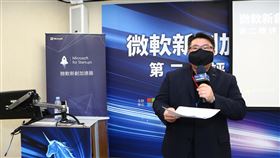 微軟新創加速器活動 注重防疫措施台灣微軟舉辦「微軟新創加速器」計畫第2期評選活動，做好防疫措施，每人配戴口罩，並於每桌放置酒精消毒、更換麥克風套，保護參與活動的評審與獲選新創公司。（台灣微軟提供）中央社記者吳家豪傳真 109年4月23日