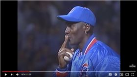 ▲喬丹（Michael Jordan）1998年退休後到小球主場開球。（圖／翻攝自MLB YouTube）
