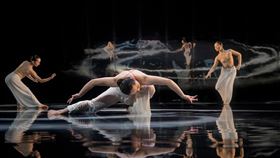 雲門經典舞作水月  沙德勒之井線上劇院重現雲門舞集經典舞作「水月」以身體、明鏡和流水相互輝映，充滿詩意。英國時間5月15日晚間7時30分（台灣時間5月16日凌晨3時30分）起將在倫敦沙德勒之井劇院官方臉書和YouTube頻道免費觀看。（雲門舞集提供）中央社記者趙靜瑜傳真  109年4月24日