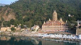 印度全國封鎖近一個月後，瑜伽聖城瑞詩凱詩這段恆河河水，經政府檢測水質達可飲用標準。（圖取自Fred Hsu flickr，CC BY 2.0）