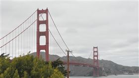 追蹤舊金山疫情  旅行史是關鍵加州大學舊金山分校台裔美籍醫師邱華彥領導的研究團隊指出，若病毒持續越境，暫停不必要的國內外長途旅行是必要的。圖3月23日舊金山受疫情影響，金門大橋車流減少，海灣無船航行。中央社記者周世惠舊金山攝　109年4月6日