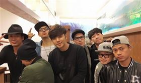 身材微胖的山姆（右二）是街舞高手。（圖／翻攝自羅志祥臉書）