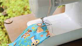 美國社區為健康而戰  縫製口罩草根力量大矽谷巴羅艾托（Palo Alto）的婦女們3月30日起組成「愛心口罩」的團體，以草根力量縫製口罩捐獻社區，希望人人手中都有口罩，以對抗2019冠狀病毒疾病。（Olivia Chen提供）中央社記者周世惠舊金山傳真  109年4月24日