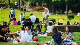 週末好天氣　戶外人潮多中央氣象局表示，22日各地天氣為多雲到晴，白天高溫約攝氏28至31度，感受暖熱。由於武漢肺炎疫情持續延燒，不少民眾把握週末陽光露臉的好天氣，到戶外空曠處透透氣放鬆身心。中央社記者王騰毅攝　109年3月22日