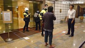 北投分局光明所警員及里長陳惠華在防疫旅館門口止步。（圖／里長提供）