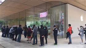 iphone SE （圖／記者簡若羽攝影）