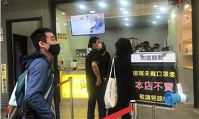 台經院24日發布經濟預測，考量歐美疫情趨緩、國內防疫得宜，加上政府推出多項紓困方案，台經院將經濟成長率預測下修至1.58%。圖為嘉義市飲料業者在門口張貼公告提醒民眾消費需戴口罩。中央社記者姜宜菁攝　109年4月11日