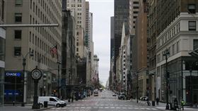 紐約防疫經濟停擺  曼哈頓第五大道冷清紐約州為防止武漢肺炎疫情惡化，要求多數民眾居家辦公，大量商家被迫停業，沿線名店雲集的曼哈頓第五大道揮別昔日車水馬龍景象。中央社記者尹俊傑紐約攝  109年4月12日