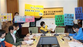 立委籲政府設金融消費者保護局時代力量立委陳椒華（中）與TRF受害聯盟24日在立法院舉行記者會，呼籲金管會應協助解決「目標可贖回遠期合約（TRF）」爭議，政府並應設立專責公正的金融消費者保護局，讓金融管理健全，避免更多類似爭議事件。中央社記者張皓安攝  109年4月24日