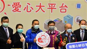 新北糕餅業捐贈藥事人員伴手禮新北市糕餅商業同業公會號召商家，24日捐贈大批伴手禮、糕餅、麻糬等，向新北市藥事人員表達感謝，由市長侯友宜（左3）代表受贈。中央社記者黃旭昇新北攝　109年4月24日