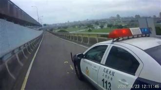 警車按喇叭右側超重機　警方回應了