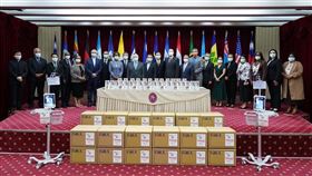 外交部長吳釗燮見證泰博科技公司捐贈友邦及友好國家防疫物資（圖／外交部提供）
