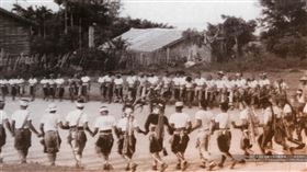 長光部落豐年祭活動樣貌1960年代，台師大音樂系校友史惟亮、許常惠留學回台後，發起民歌採集運動，在台灣喧騰一時，被認為是本土文化自覺的開端。圖為1950年代台東阿美族長光部落豐年祭活動樣貌，由石梅英提供給台師大。（台師大提供）中央社記者陳至中台北傳真  109年4月24日
