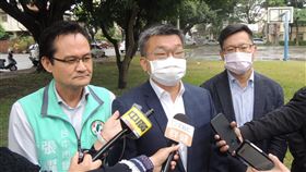 盧秀燕提封城兵推再改口  蔡其昌：是政治操作立法院副院長蔡其昌（中）、民進黨立委張廖萬堅（右）24日在台中市南屯區黎明公園接受媒體聯訪時表示，台中市長盧秀燕23日宣布要進行封城兵推，被批評後又改口說是內部兵推，根本是政治操作。中央社記者郝雪卿攝  109年4月24日