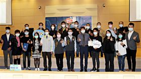 苗縣聘青年事務委員　盼為縣政注入創意活水苗栗縣政府力求政策推展突破世代隔閡，成立青年事務發展委員會，23日舉辦第3屆青年事務委員會頒聘典禮，由副縣長鄧桂菊（前左6）頒發20名委員聘書，盼為縣政注入創意與活水。（苗栗縣政府提供）中央社記者管瑞平傳真　109年4月23日