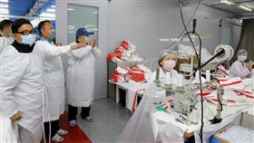 嘉義聚陽增設P3防護衣產線　翁章梁參訪嘉義縣聚陽實業股份有限公司再開設一條P3防護衣產線，3月底開始量產，嘉義縣長翁章梁（左2）24日前往參訪，了解生產線現況。中央社記者黃國芳攝　109年4月24日