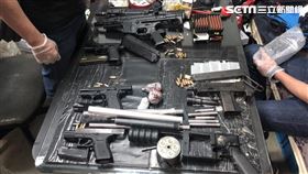 北市警方在李男的水產辦公室搜出大批槍械（圖／翻攝畫面）