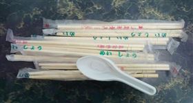 台北市環保局長劉銘龍24日說，7月5日起推動委外場館附設餐廳外帶餐具計價收費，也就是消費者要付費買紙便當盒及免洗筷等用具。（中央社檔案照片）